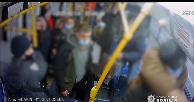 Пассажир автобуса в Мариуполе ударил ножом в сердце мужчину