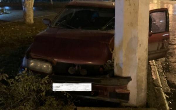 Чтобы уйти от столкновения, водитель врезался в столб в Мариуполе (ФОТО)