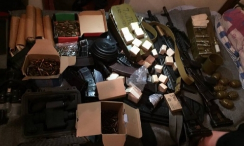 У мариупольских полицейских изъяли незаконный арсенал оружия