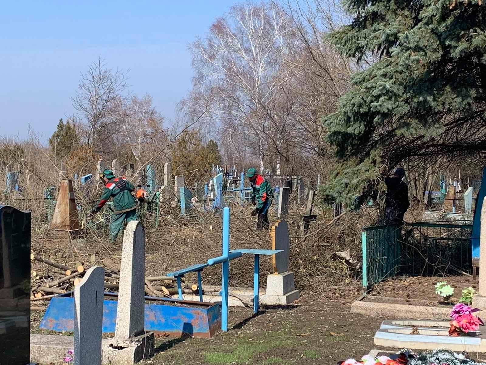 В Дружковке коммунальщики наводят порядки на кладбищах В Дружковке коммунальщики наводят порядки на кладбищах