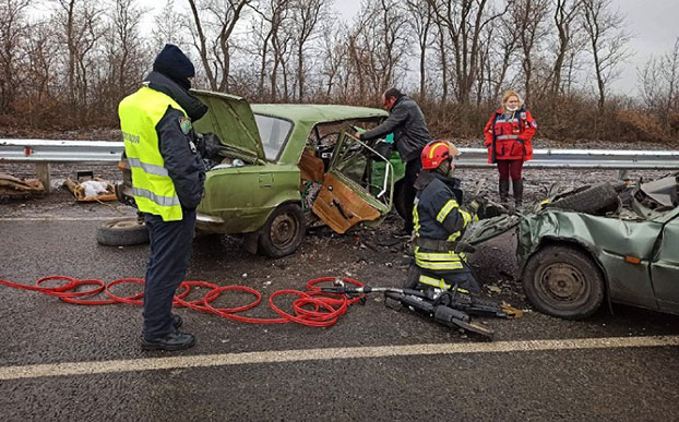 В Краматорске спасатели достали ребенка из покореженного авто