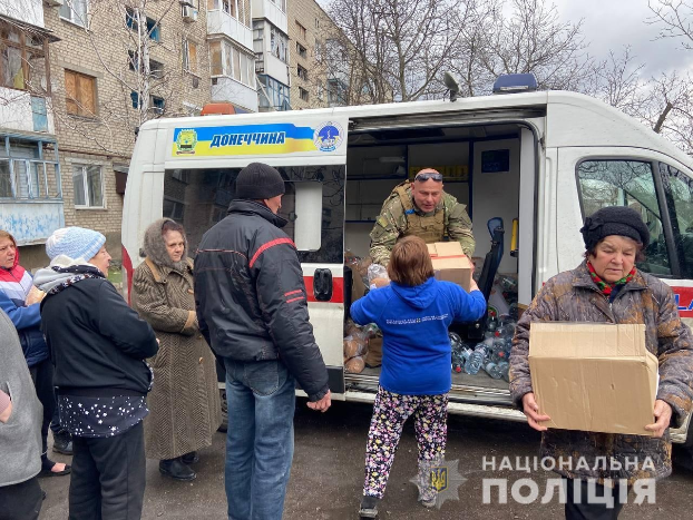 В Марьинке сотрудники полиции проводят эвакуацию местных жителей