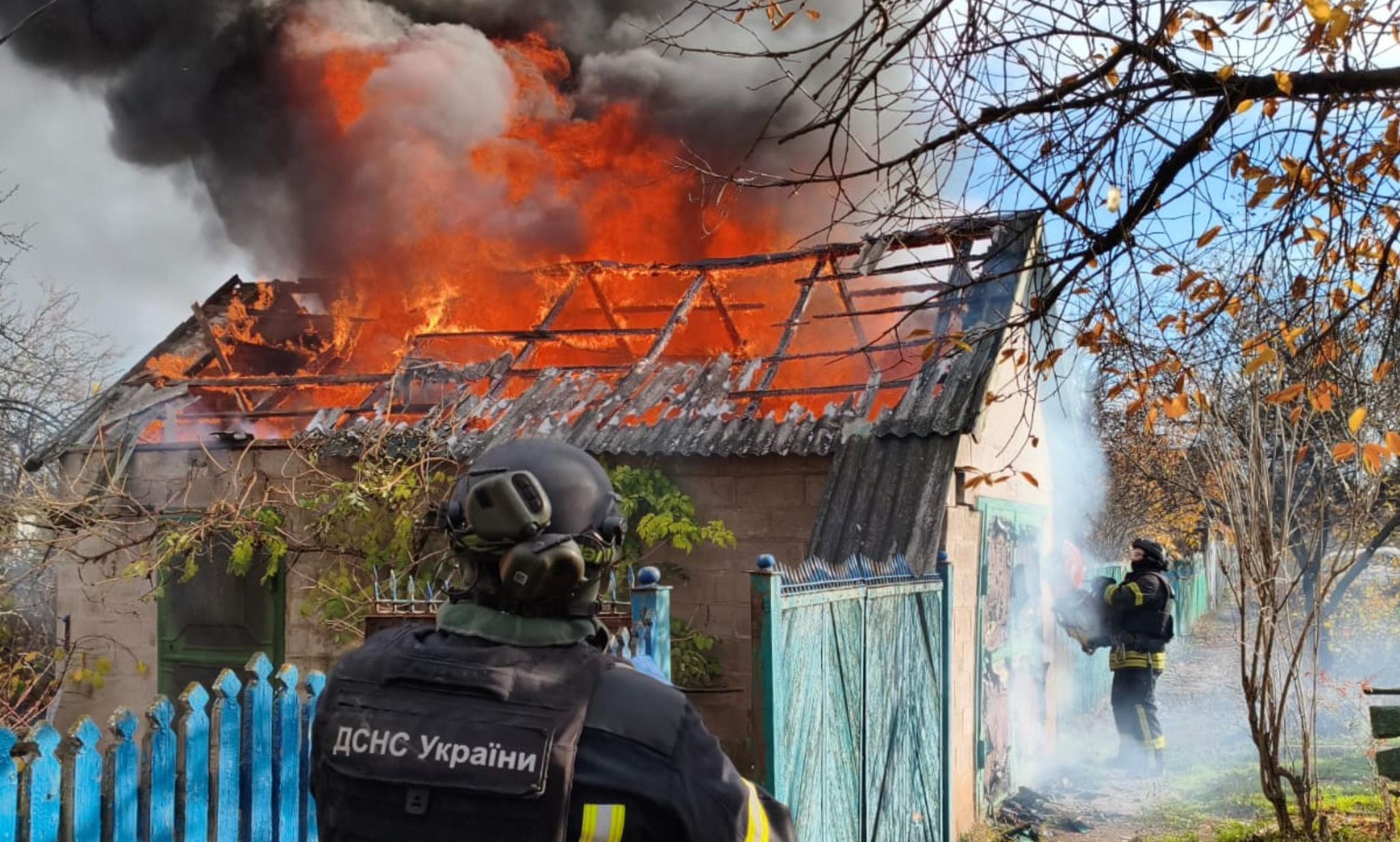 У Дружківці рятувальники загасили пожежу після обстрілу під загрозою ворожих безпілотників
