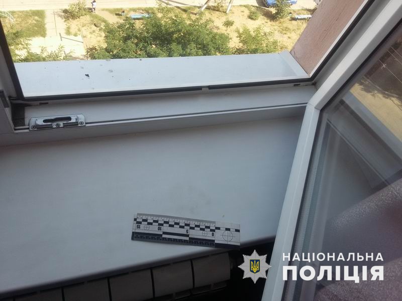В Славянске насмерть разбился ребенок: выпал из окна