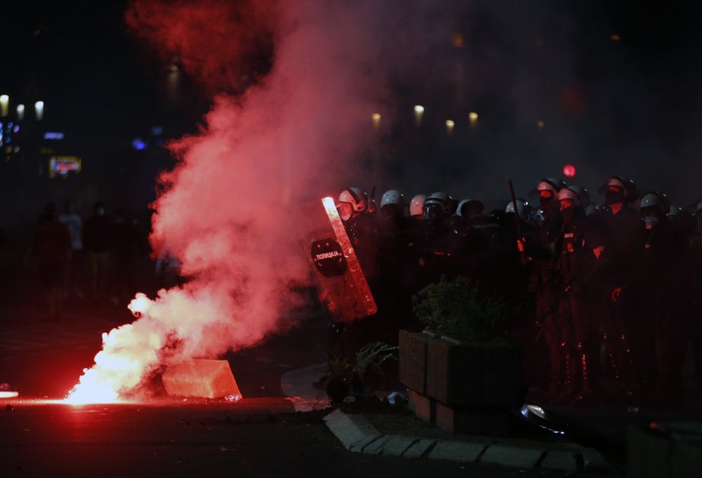 Коронавирусный «Майдан» в Сербии: протестующие атаковали здание парламента