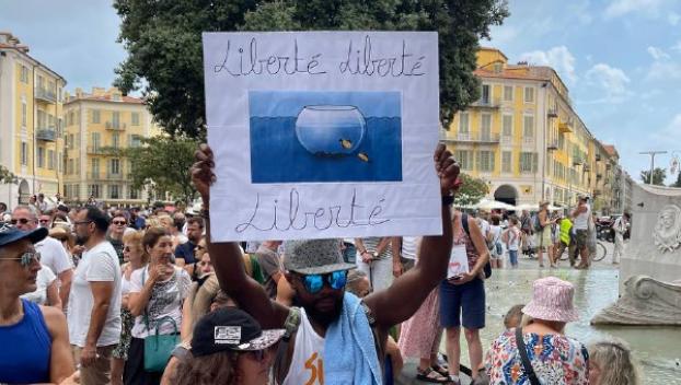 Во Франции люди вышли на демонстрации против вакцинации