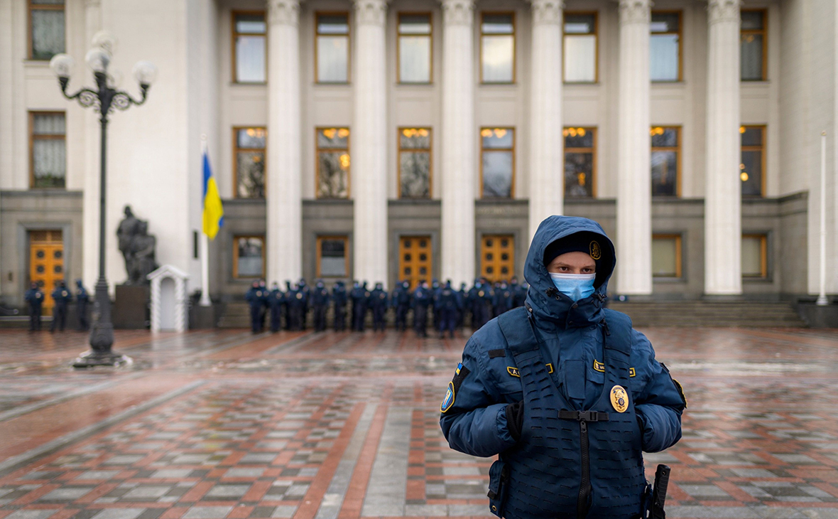 Рада утвердила указ Зеленского о введении ЧП в Украине