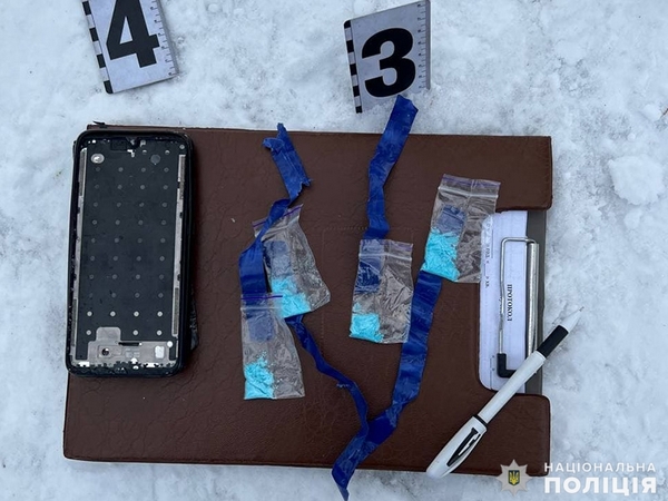 Мужчину с голубым веществом в пакетиках задержали в Покровске