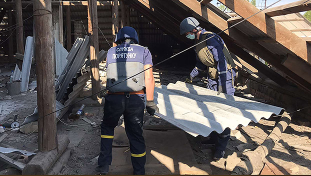 На Донбассе более 400 поврежденных обстрелами домов восстановили МЧС