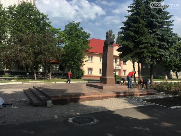 В Покровске начали ремонт  подножия бюста Москаленко
