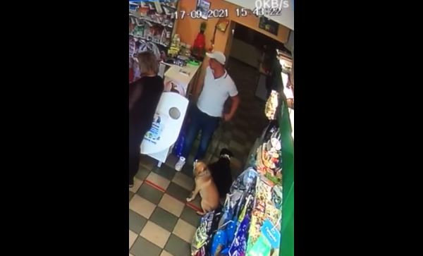 Мужчина обокрал магазин в Мариуполе и попал на камеры видеонаблюдения