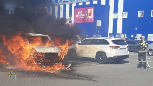 Возле гипермаркета в Краматорске загорелся микроавтобус — фото