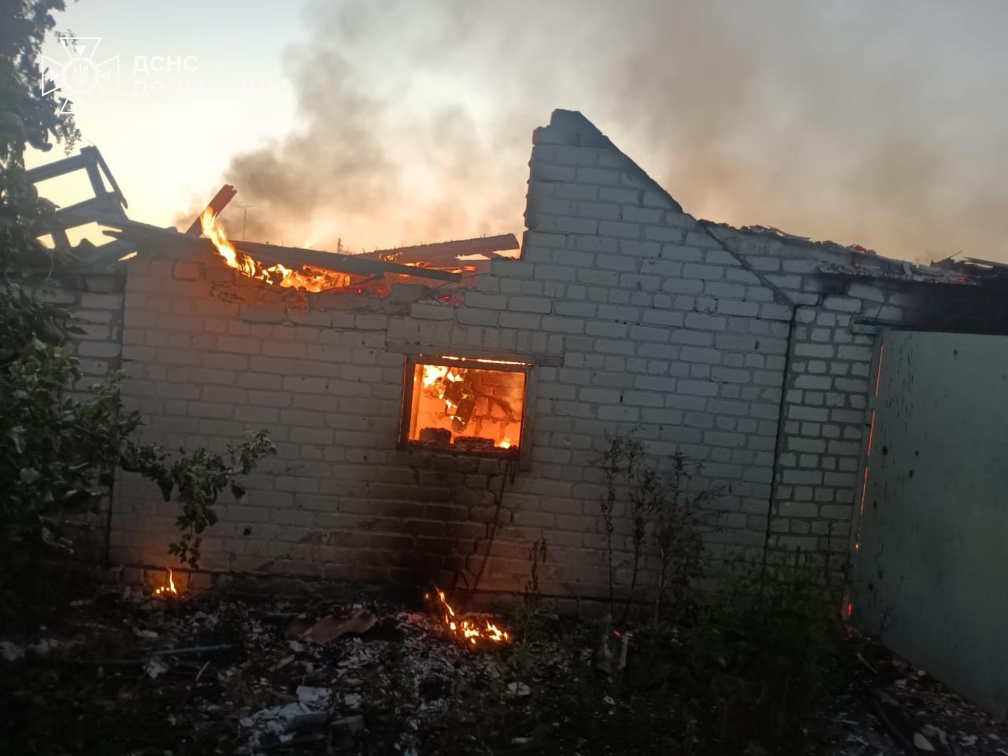 У селищі Дробишеве рятувальники ліквідували пожежу після обстрілу У селищі Дробишеве рятувальники ліквідували пожежу після обстрілу