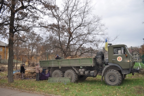 В Краматорске военные помогают убирать листья  