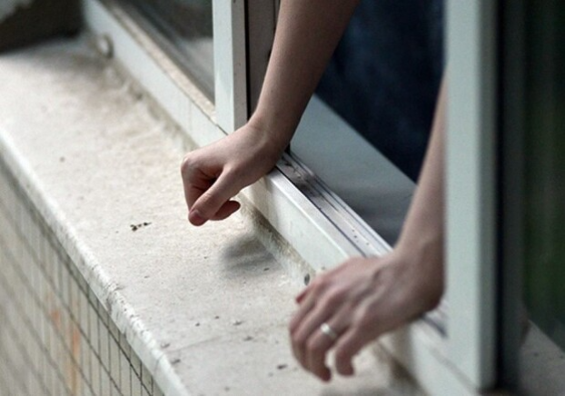 19-летний парень в новогоднюю ночь выпал из окна на пятом этаже в Славянске