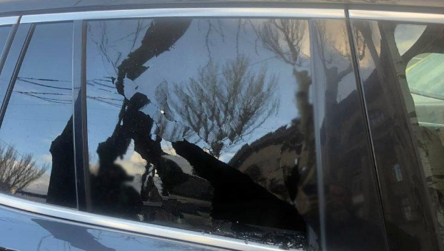 В Мариуполе местному депутату разбили автомобиль