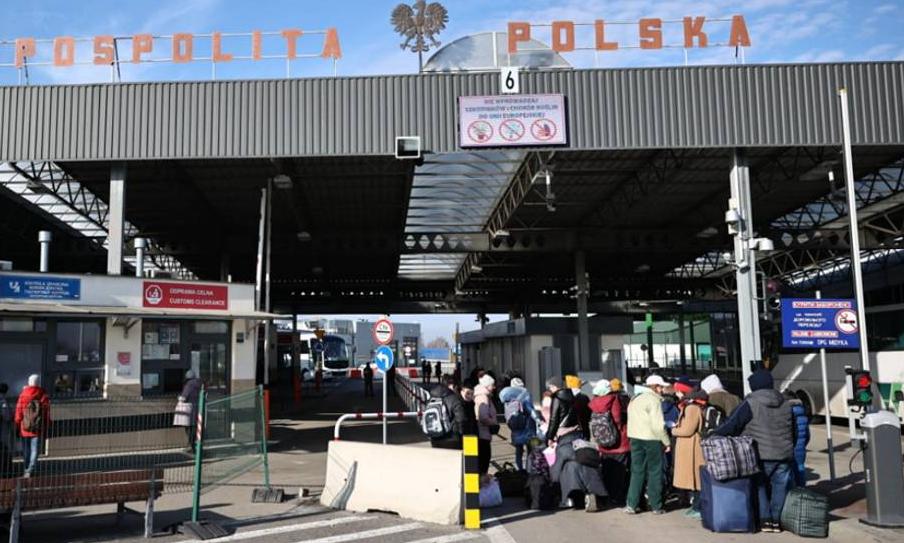Українцям, які вирішать повернутися з Польщі, обіцяють житло та соціальну допомогу