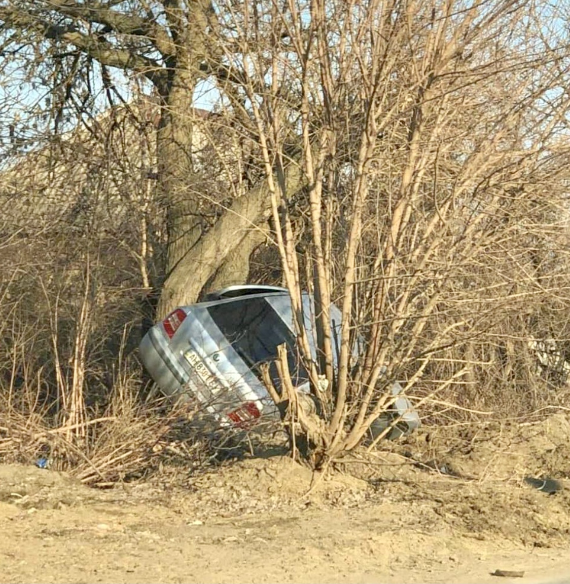 В Константиновке легковой автомобиль вылетел с дороги и застрял в деревьях