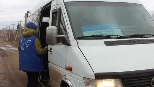 Волонтеры обеспечили бесплатными автобусами прифронтовые села