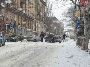 В Мариуполе на заснеженной дороге столкнулись два автомобиля