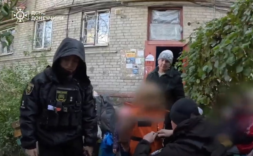 Рятувальники евакуаційної групи «Фенікс» вивезли з Дружківки вісьмох дітей Рятувальники евакуаційної групи «Фенікс» вивезли з Дружківки вісьмох дітей