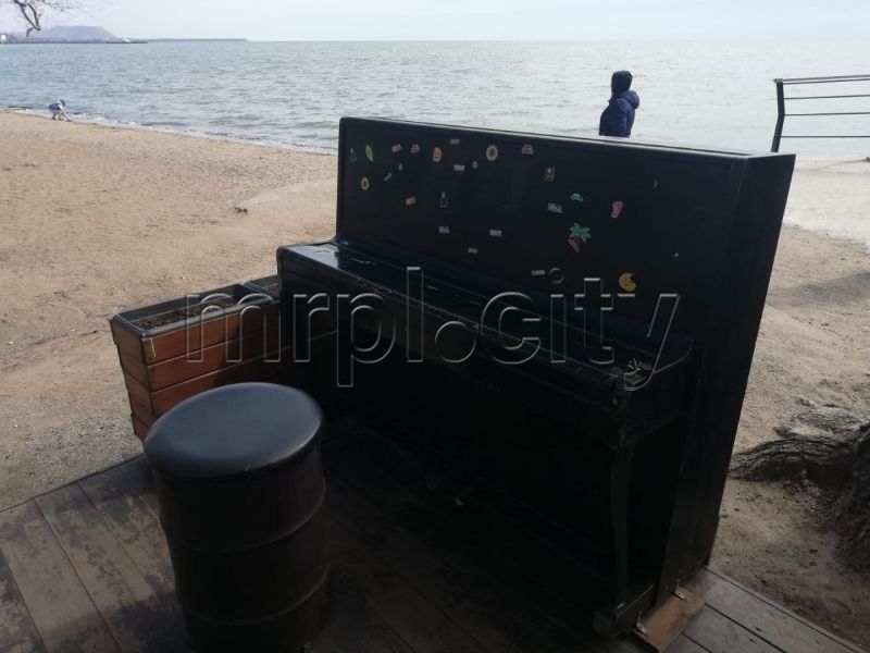 На Городском пляже Мариуполя восстановили пианино