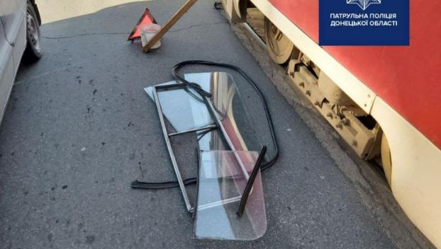 Подрались и выбили стекло: Мужчины выясняли отношения в трамвае Мариуполя