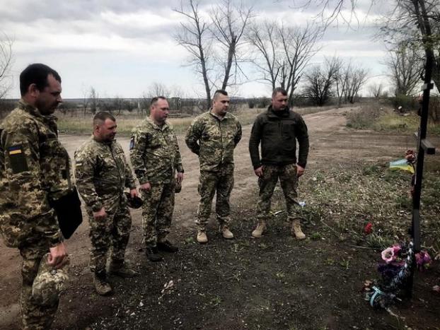  В Марьинском районе военнослужащие отдали дань уважения  памяти погибших побратимов