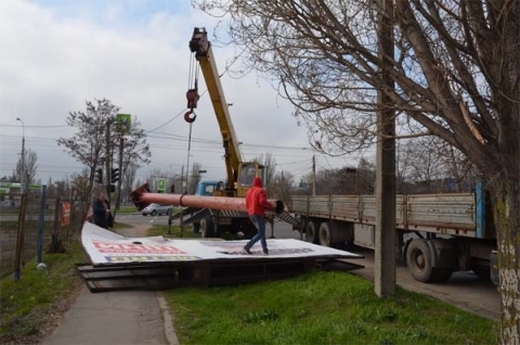 Мариуполь стали активно очищать от бигбордов