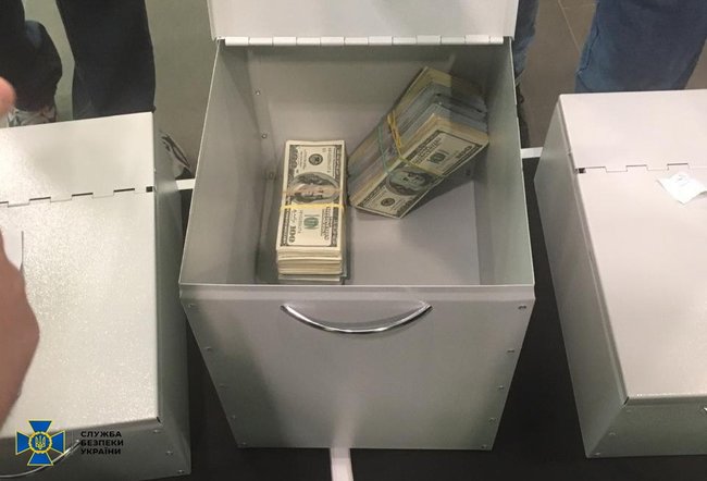 коробка с деньгами