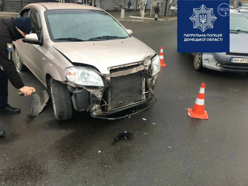 Легковушка и автомобиль ГСЧС столкнулись в Мариуполе