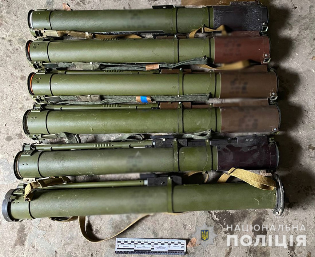 Мужчина хранил в гараже мощный арсенал оружия в Донецкой области