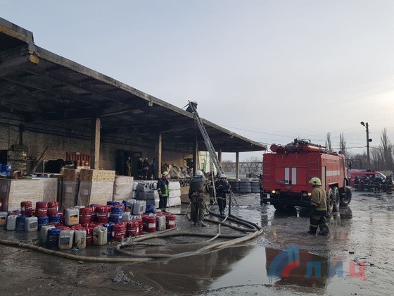 В Луганске произошел пожар на складе ГСМ