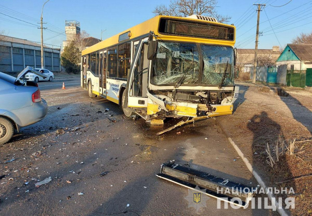 Легковушка столкнулась с автобусом в Мариуполе: есть погибший