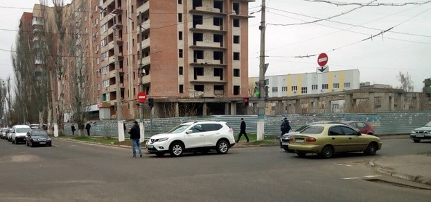 Автомобиль сбил девушку в центре Словянска: видео