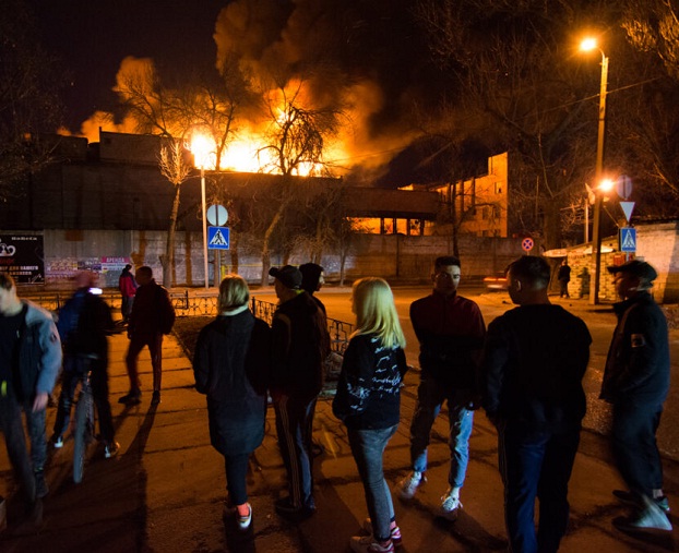 Масштабный пожар разгорелся на мясокомбинате в Донецке