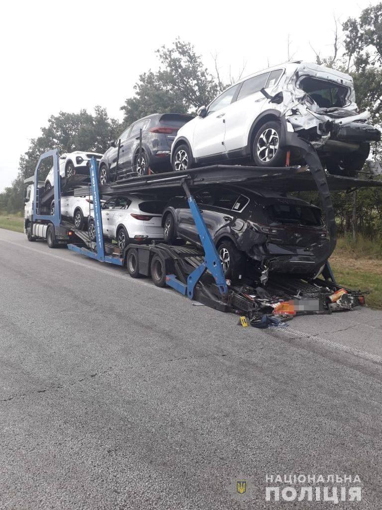 На трассе столкнулись пассажирский автобус и автовоз