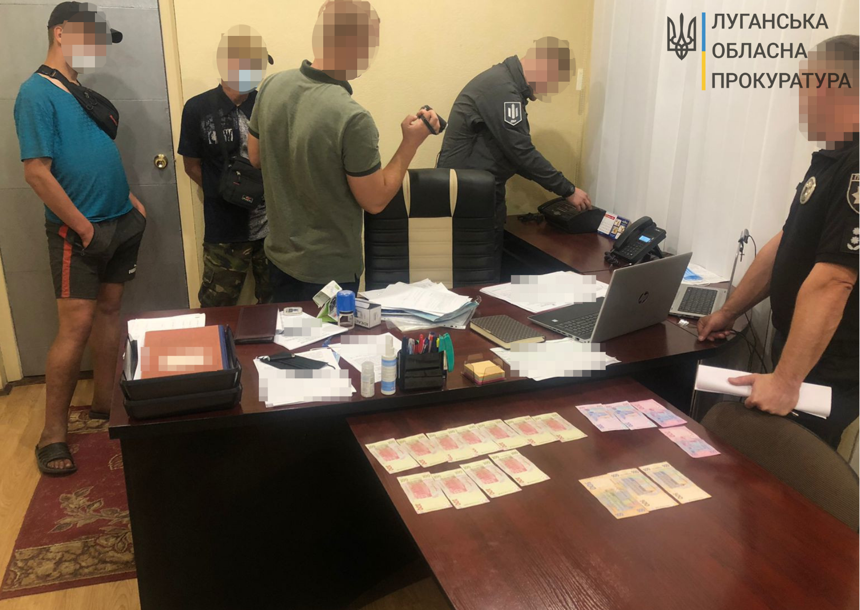 Двое полицейских задержаны за вымогательство взятки в Луганской области