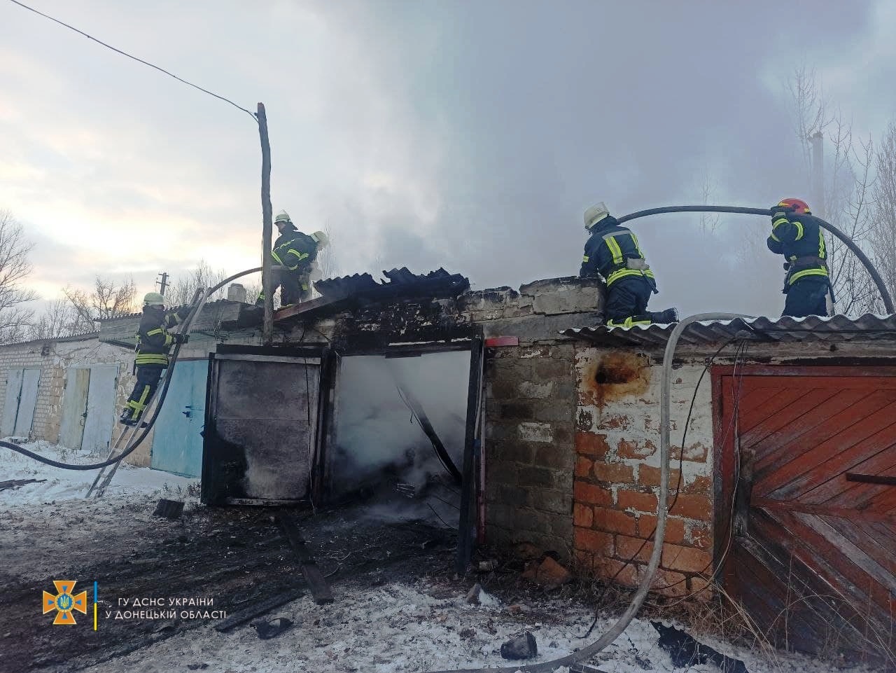 Легковушка загорелась в гараже на Донетчине