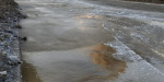 В Лисичанске из-за прорыва канализационной трубы образовался «каток»