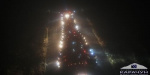 В условиях плотного тумана в Святогорске собрали автоелку к Рождеству