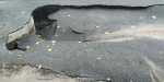В Константиновке посреди тротуара проломился новый асфальт