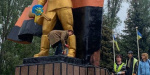 В Славянске неизвестные выкрасили памятник в красно-черный цвет