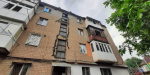 Кирпичи падают на голову – обитатели аварийного дома в Константиновке вышли на улицу (видео)