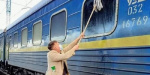 Датский журналист в Украине помыл окна в вагоне Укрзализныци