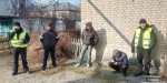 В Северодонецке задержали трех мужчин, прятавших наркотики в листве