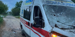 По автомобілю швидкої допомоги в Костянтинівці двічі вдарили FPV-дрони