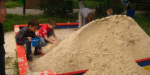 Детские площадки Мариуполя заполнили  120 тонн песка