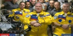 Трое российских космонавтов прибыли на МКС в форме цветов украинского флага