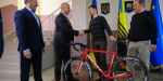 Паралимпийского чемпиона из Славянска наградили велосипедом